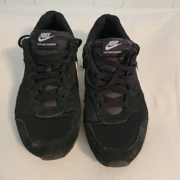 Nike Venture Runner - Men's 80s inspired Sneakers - Sz 9.5, Great Condition - Picture 2 of 8
